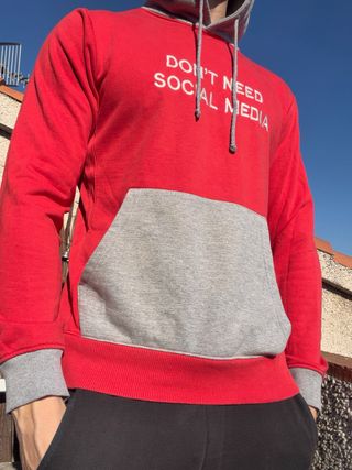 Sudadera roja con capucha y mensaje frontal