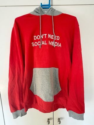 Sudadera roja con capucha y mensaje frontal