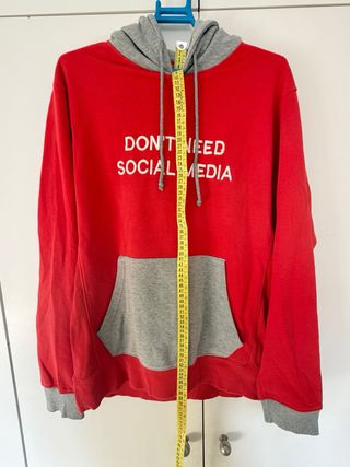 Sudadera roja con capucha y mensaje frontal