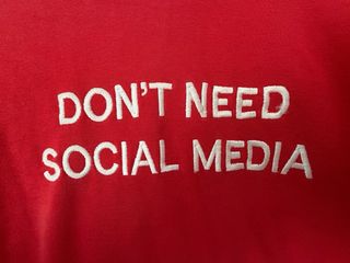 Sudadera roja con capucha y mensaje frontal