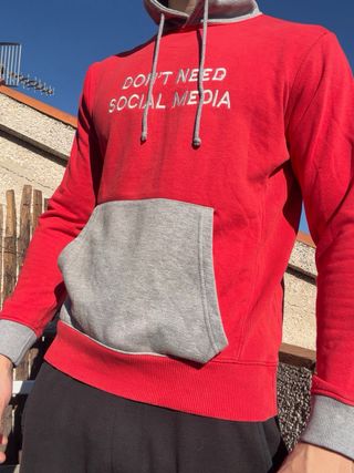 Sudadera roja con capucha y mensaje frontal