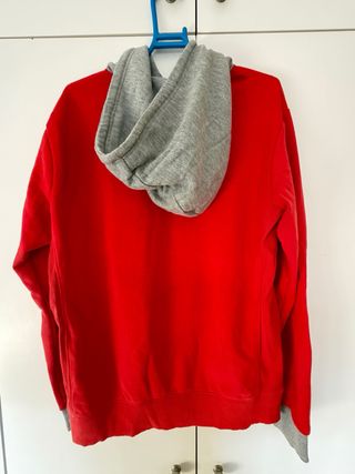 Sudadera roja con capucha y mensaje frontal