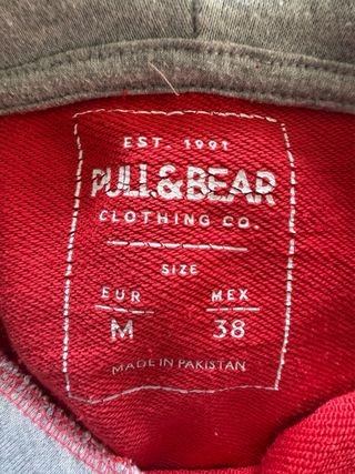 Sudadera roja con capucha y mensaje frontal