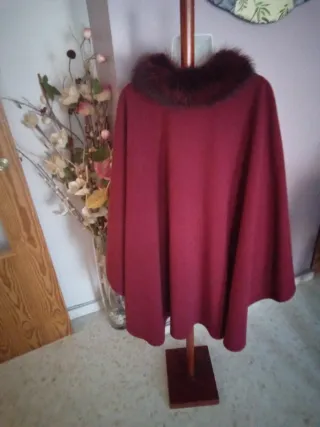 Capa de invierno para mujer con cuello de piel