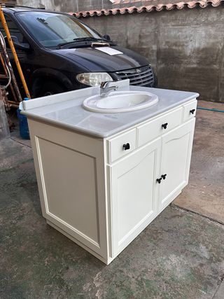 Mueble de baño blanco con lavabo