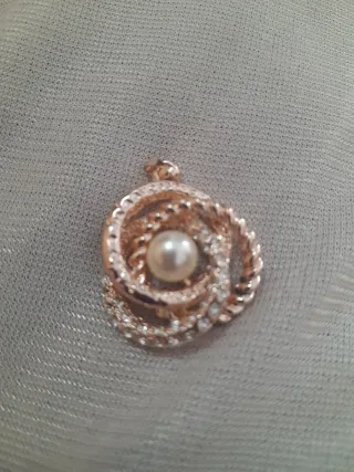 Conjunto con baño de oro rosa y perlas.