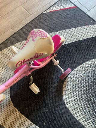 Bicicleta infantil rosa con cesta
