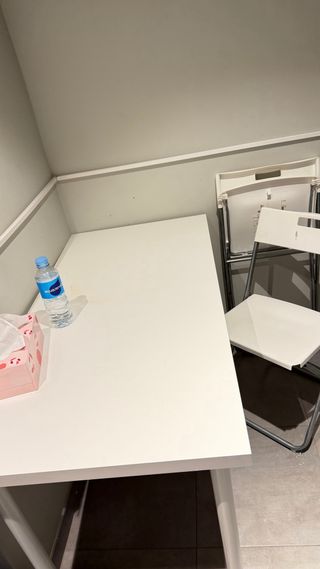 Mesa de cocina blanca y gris