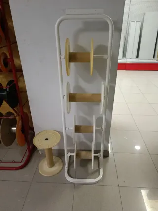 Expositor de bobinas para cuerda, cable o cadena