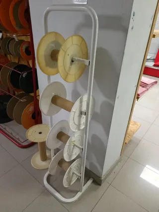 Expositor de bobinas para cuerda, cable o cadena