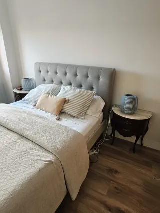 Cómoda de madera con tapa de mármol