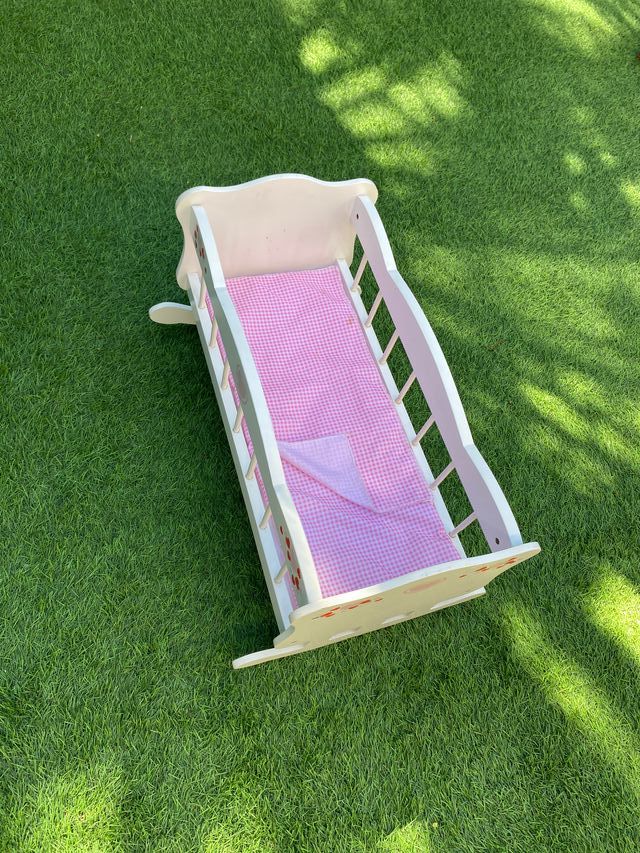 Cuna de juguete de madera