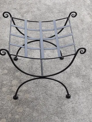 Silla/taburete de forja negro. Sin uso.