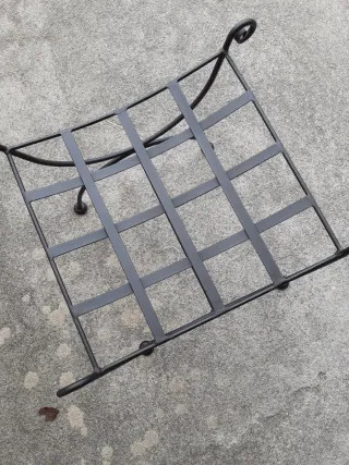 Silla/taburete de forja negro. Sin uso.