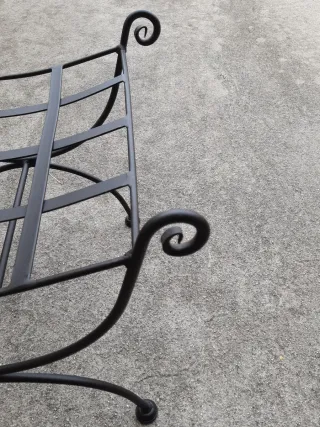 Silla/taburete de forja negro. Sin uso.