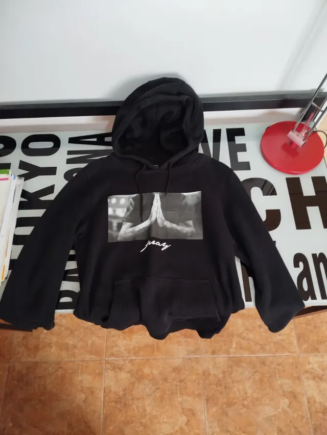 Sudadera Negra con Estampado