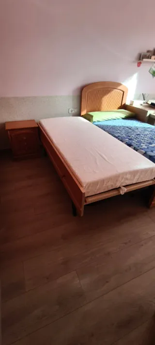 Mesita de noche de madera con puerta