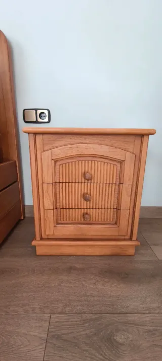 Mesita de noche de madera con puerta