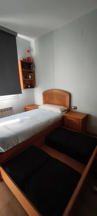 Mesita de noche de madera con puerta