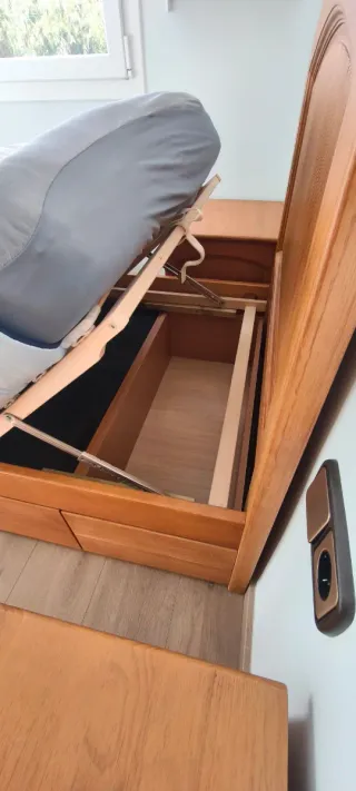 Mesita de noche de madera con puerta