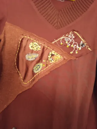 Blusa vintage marrón con apliques