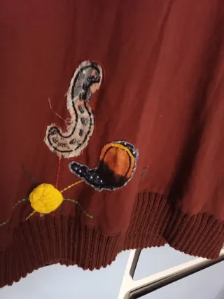 Blusa vintage marrón con apliques