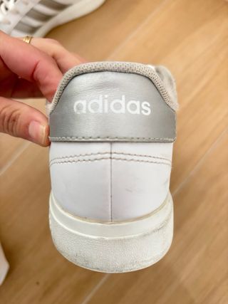 Zapatillas Adidas Blancas y Plateadas