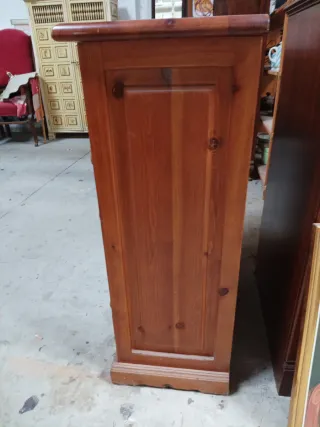 Mueble de madera maciza