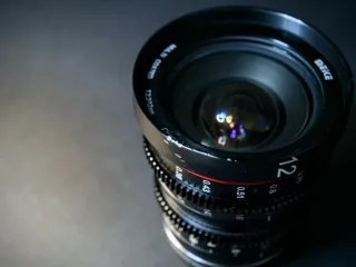 Lente Cine T/2.2 MEIKE (12mm) angular Micro 4/3