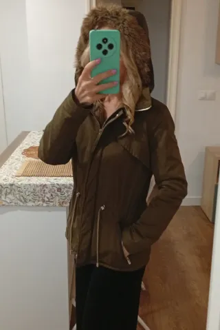Parka verde militar con capucha e interior de pelo