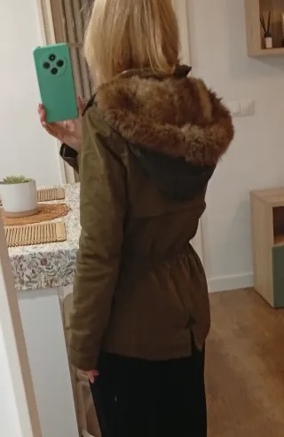 Parka verde militar con capucha e interior de pelo
