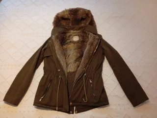 Parka verde militar con capucha e interior de pelo