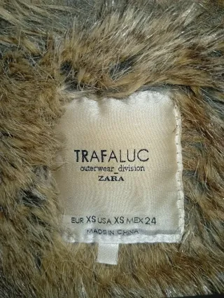 Parka verde militar con capucha e interior de pelo