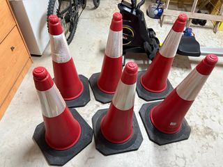 6 Conos de tráfico en buen estado Alto 80 cm Ancho