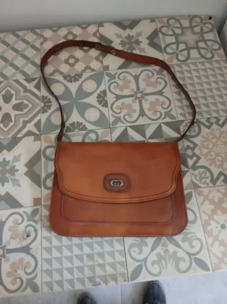 Bolso de piel marrón