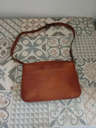 Bolso de piel marrón
