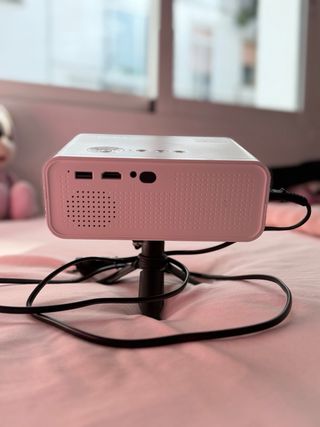 Proyector Ameela con trípode y mando