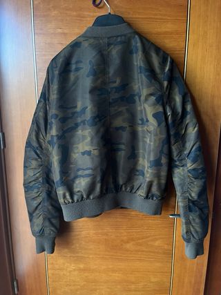 Cazadora bomber militar camuflaje Bershka