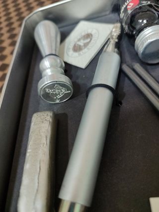 Pluma de escritura con tinta y sello