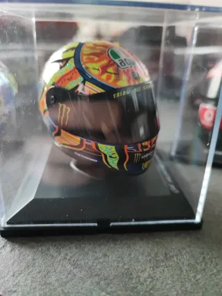 Modellino Casco Valentino Rossi 2009.