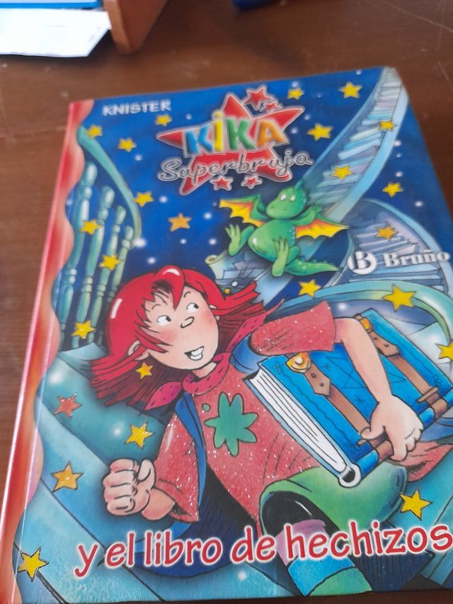 Kika Superbruja y el libro de hechizos (Kika Su...