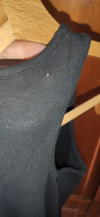 Camiseta negra con estrella brillante.