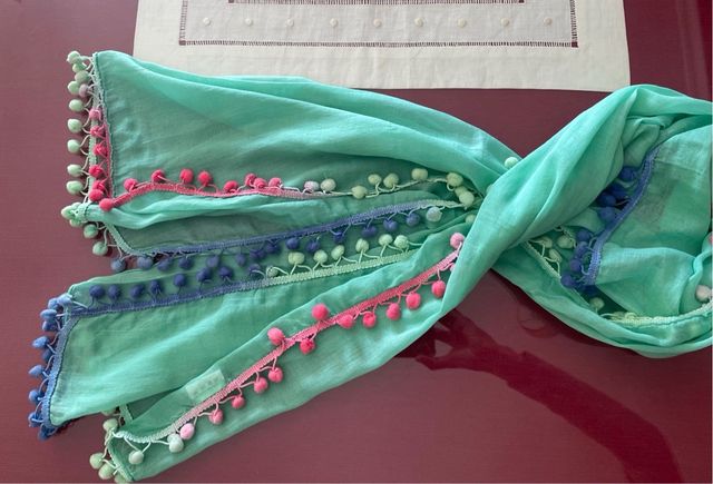 Pañuelo algodón con madroños verde y rosa