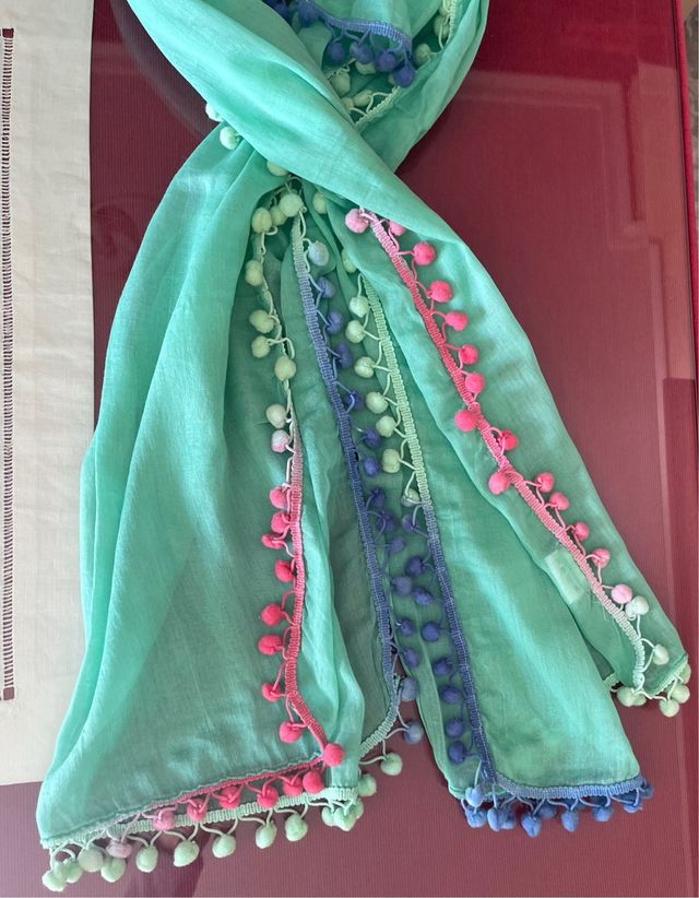 Pañuelo algodón con madroños verde y rosa