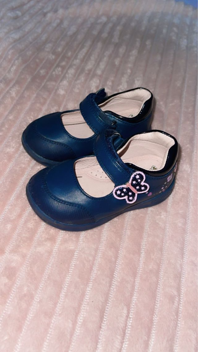 Zapatos niña azul con mariposa