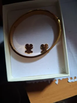 Conjunto pulsera y pendientes dorados