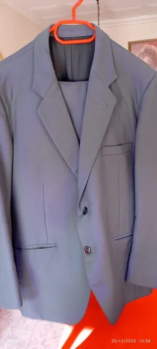 Traje de hombre hecho por sastre.