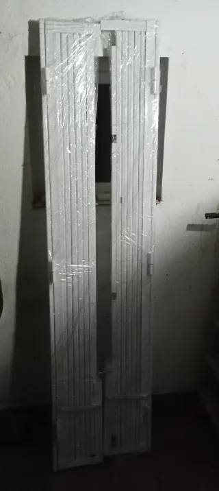 Puerta de rejas para cortijo, balcón o negocio