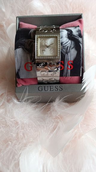Reloj Guess Brazalete Plata y Blanco