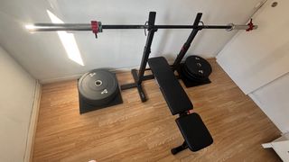 Banco press, barra olímpica y discos